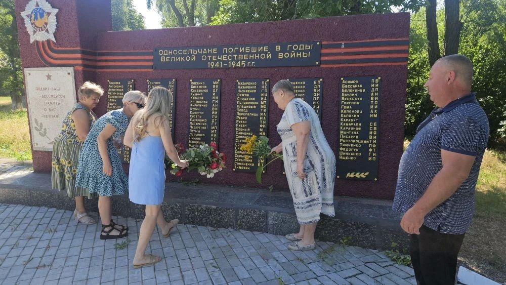 В День памяти и скорби жители населенных пунктов нашего округа с глубоким уважением возложили цветы к памятникам, посвященным событиям Великой Отечественной войны В День памяти и скорби жители населенных пунктов нашего округа с глубоким уважением возложили цветы к памятникам, посвященным событиям Великой Отечественной войны