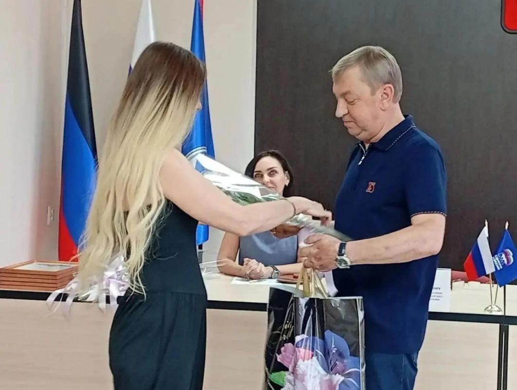 Александр Пеняев: Поздравил с профессиональным праздником людей особой профессии – наших медицинских работников Александр Пеняев: Поздравил с профессиональным праздником людей особой профессии – наших медицинских работников