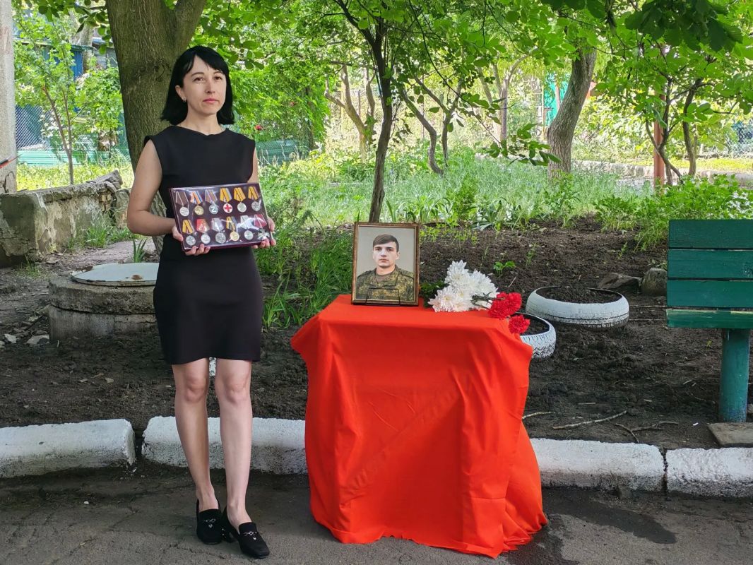 Память о герое: в Торезе увековечили подвиг Александра Корчагина Память о герое: в Торезе увековечили подвиг Александра Корчагина