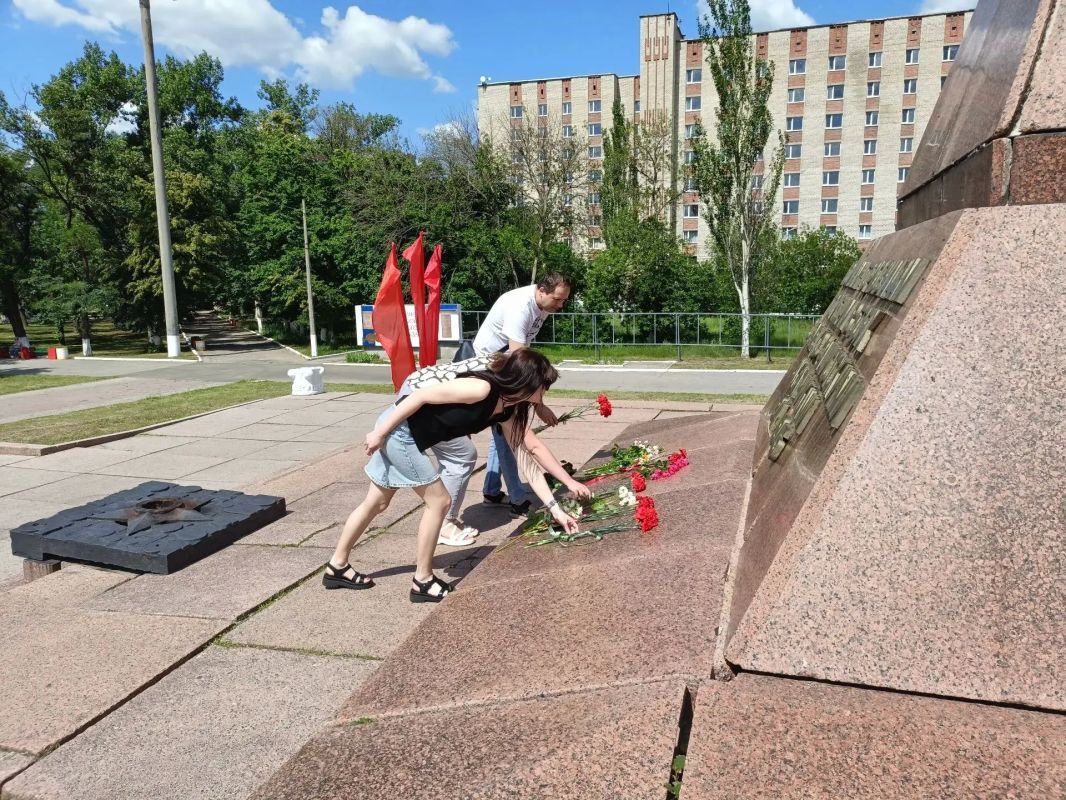ФОТОРЕПОРТАЖ: МОЛОДЕЖЬ "ДОНБАССТЕПЛОЭНЕРГО" ПОЧТИЛА ПАМЯТЬ ГЕРОЕВ, ПАВШИХ ЗА СВОБОДУ И НЕЗАВИСИМОСТЬ НАШЕЙ РОДИНЫ ФОТОРЕПОРТАЖ: МОЛОДЕЖЬ "ДОНБАССТЕПЛОЭНЕРГО" ПОЧТИЛА ПАМЯТЬ ГЕРОЕВ, ПАВШИХ ЗА СВОБОДУ И НЕЗАВИСИМОСТЬ НАШЕЙ РОДИНЫ