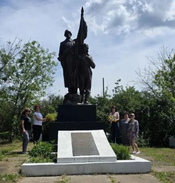 «Никто не забыт!» - возложение цветов к Памятнику Погибшим воинам 1941-1945 на поселке шахты «Объединенная»