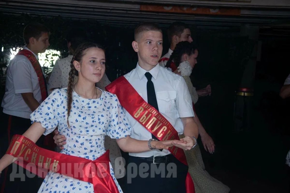 Манифестный вальс: молодежь Донецка станцевала в память о погибших в ВОВ сверстниках Манифестный вальс: молодежь Донецка станцевала в память о погибших в ВОВ сверстниках