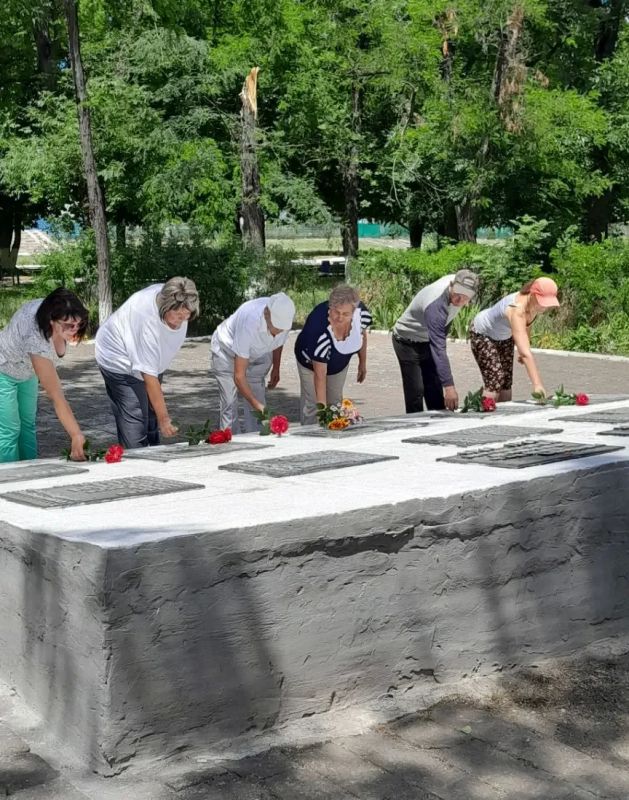 В День памяти и скорби жители населенных пунктов нашего округа с глубоким уважением возложили цветы к памятникам, посвященным событиям Великой Отечественной войны В День памяти и скорби жители населенных пунктов нашего округа с глубоким уважением возложили цветы к памятникам, посвященным событиям Великой Отечественной войны
