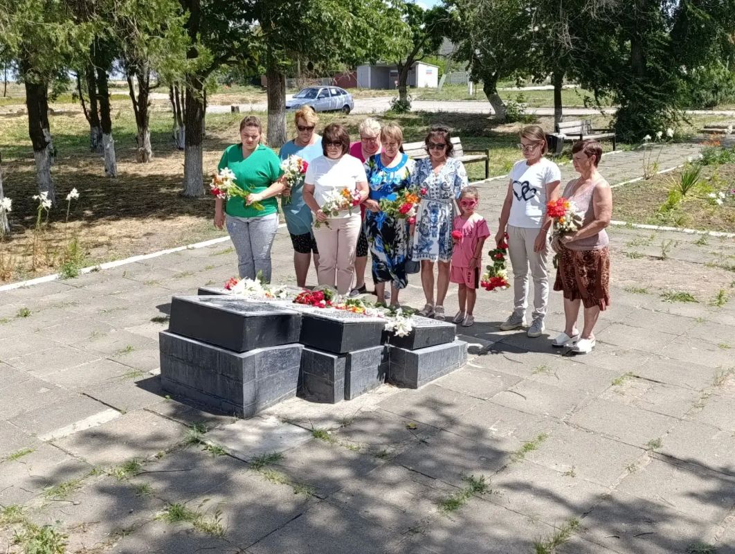 В День памяти и скорби жители населенных пунктов нашего округа с глубоким уважением возложили цветы к памятникам, посвященным событиям Великой Отечественной войны В День памяти и скорби жители населенных пунктов нашего округа с глубоким уважением возложили цветы к памятникам, посвященным событиям Великой Отечественной войны