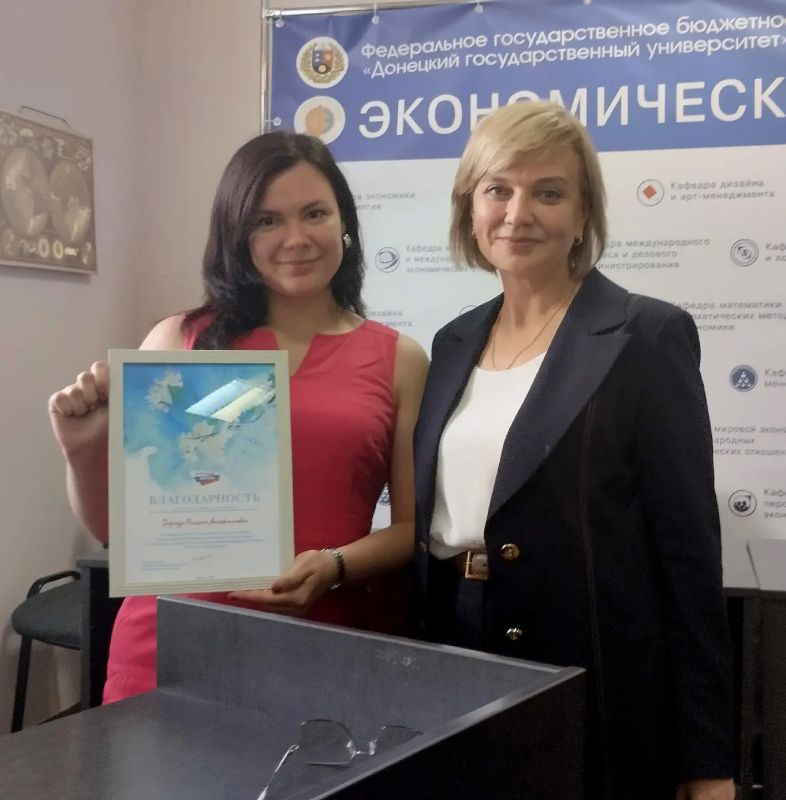 Советник Главы Елена Никитина вручила благодарности преподавателям и студентам кафедры дизайна и артменеджмента Советник Главы Елена Никитина вручила благодарности преподавателям и студентам кафедры дизайна и артменеджмента