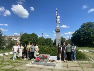 В День памяти и скорби, 22 июня, сотрудники Зугрэсского городского Дворца культуры, вновь пришли к памятнику, чтобы возложить цветы и вспомнить тех, кто не вернулся с войны