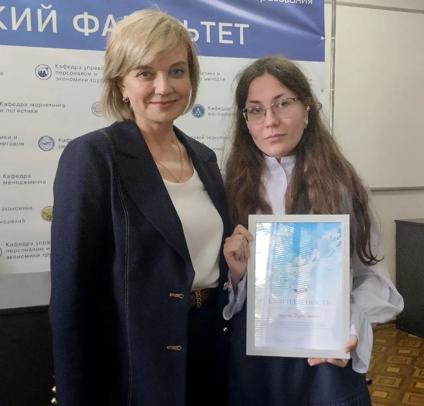 Советник Главы Елена Никитина вручила благодарности преподавателям и студентам кафедры дизайна и артменеджмента Советник Главы Елена Никитина вручила благодарности преподавателям и студентам кафедры дизайна и артменеджмента