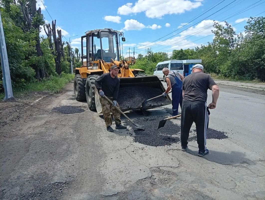В Снежном выполнена отсыпка асфальтовой крошкой на улице Ворошиловградской