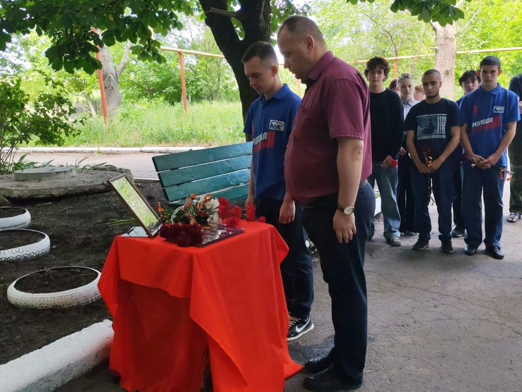 Память о герое: в Торезе увековечили подвиг Александра Корчагина Память о герое: в Торезе увековечили подвиг Александра Корчагина