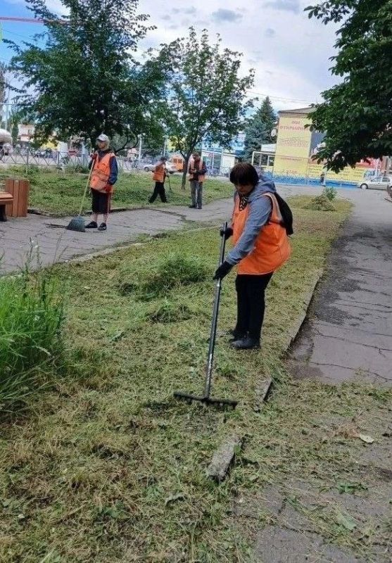 Коммунальщики Снежного продолжают благоустраивать территории общего пользования Коммунальщики Снежного продолжают благоустраивать территории общего пользования