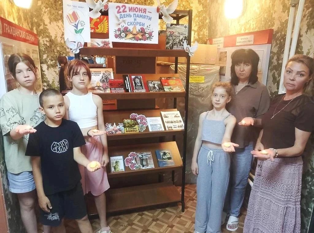 В центральной городской библиотеке Ясиноватой к Дню памяти и скорби открылась книжная выставка, посвященная героям и битвам Великой Отечественной войны В центральной городской библиотеке Ясиноватой к Дню памяти и скорби открылась книжная выставка, посвященная героям и битвам Великой Отечественной войны
