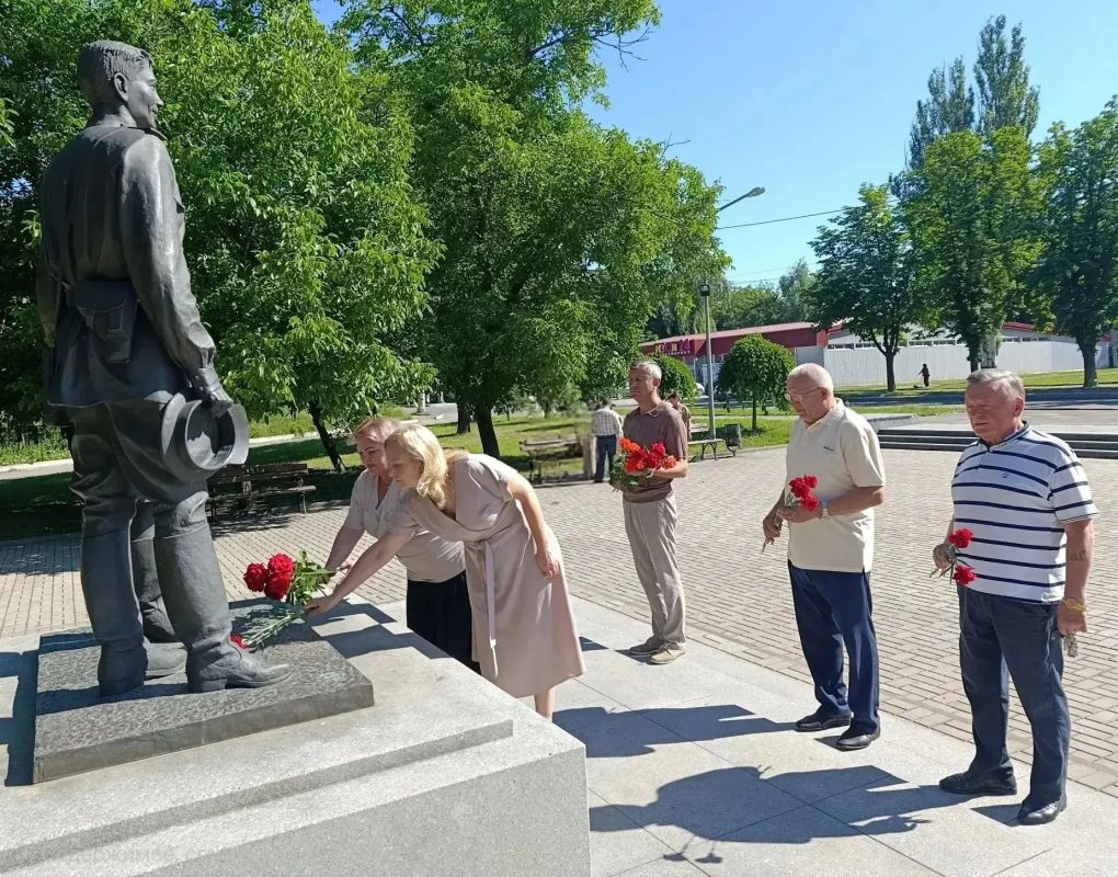Наталья Бегуненко: Сегодня, 22 июня, в Петровском районе прошла церемония возложения цветов к памятнику «Петровчанам, погибшим в годы Великой Отечественной войны», посвященная Дню памяти и скорби – дню начала Великой... Наталья Бегуненко: Сегодня, 22 июня, в Петровском районе прошла церемония возложения цветов к памятнику «Петровчанам, погибшим в годы Великой Отечественной войны», посвященная Дню памяти и скорби – дню начала Великой...