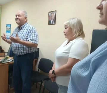 Председатель Амвросиевского муниципального совета Александр Шульга провел встречу с коллективом Клиентской службы в Амвросиевском районе Отделения Фонда пенсионного и социального страхования РФ