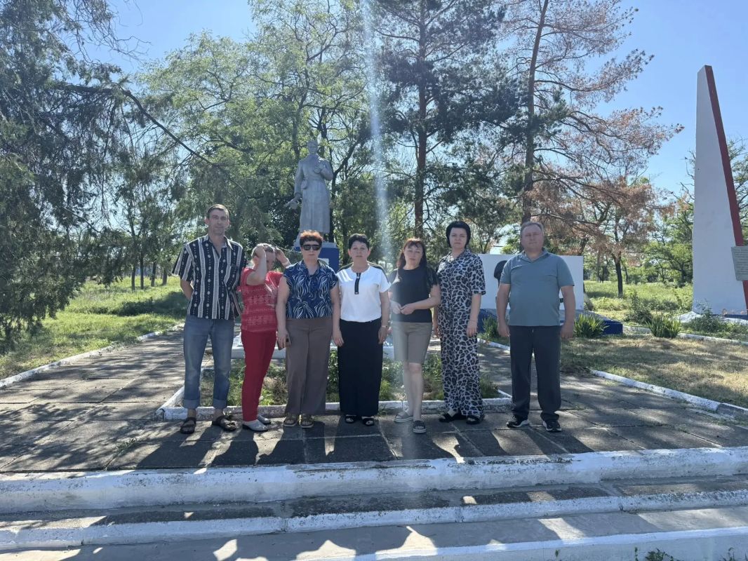 В День памяти и скорби жители населенных пунктов нашего округа с глубоким уважением возложили цветы к памятникам, посвященным событиям Великой Отечественной войны В День памяти и скорби жители населенных пунктов нашего округа с глубоким уважением возложили цветы к памятникам, посвященным событиям Великой Отечественной войны