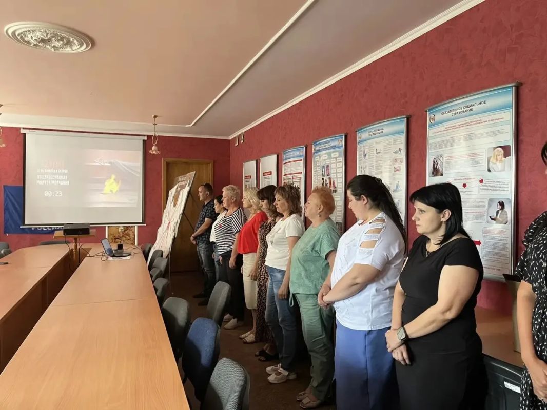 22 июня, в День памяти и скорби, вся Россия склонила головы перед подвигом тех, кто отдал свои жизни за свободу и независимость нашей Родины 22 июня, в День памяти и скорби, вся Россия склонила головы перед подвигом тех, кто отдал свои жизни за свободу и независимость нашей Родины