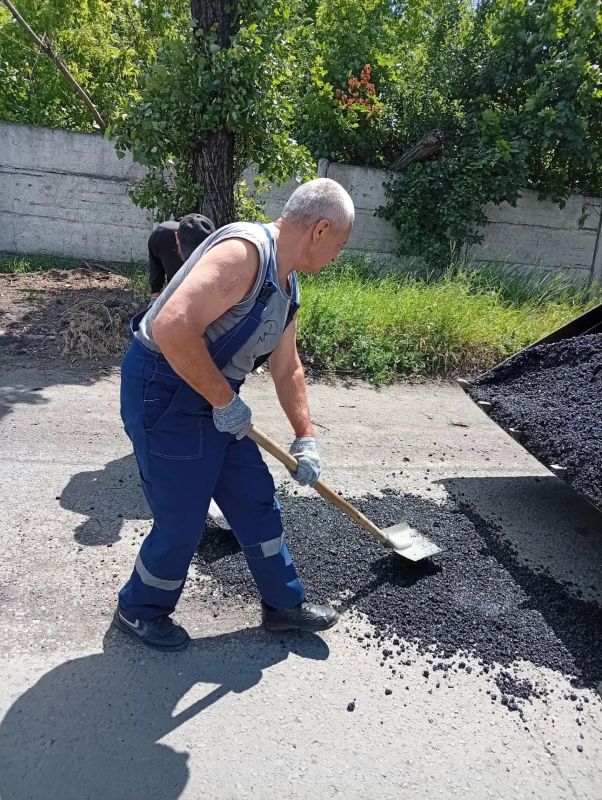 В Снежном выполнена отсыпка асфальтовой крошкой на улице Ворошиловградской В Снежном выполнена отсыпка асфальтовой крошкой на улице Ворошиловградской