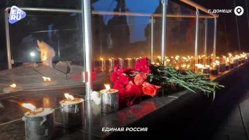 22 июня ровно в 4 утра депутат НС ДНР от Единой России Юрий Сивоконенко вместе с сыновьями - участниками СВО, боевыми товарищами зажёг свечи памяти у священного мемориала «Твоим освободителям, Донбасс»