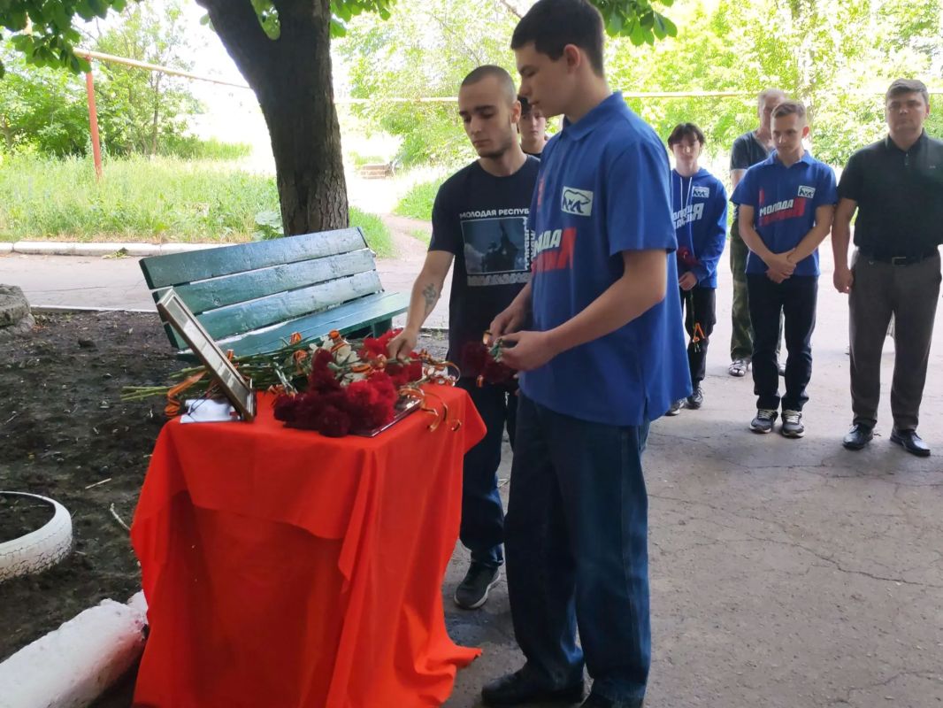 Память о герое: в Торезе увековечили подвиг Александра Корчагина Память о герое: в Торезе увековечили подвиг Александра Корчагина