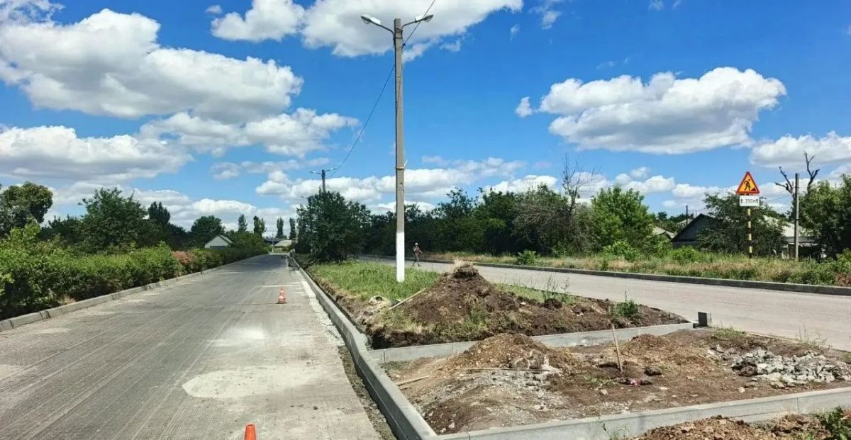 Рабочие из Хабаровского края уложили бортовой камень на улице Постышева в Дебальцево Рабочие из Хабаровского края уложили бортовой камень на улице Постышева в Дебальцево
