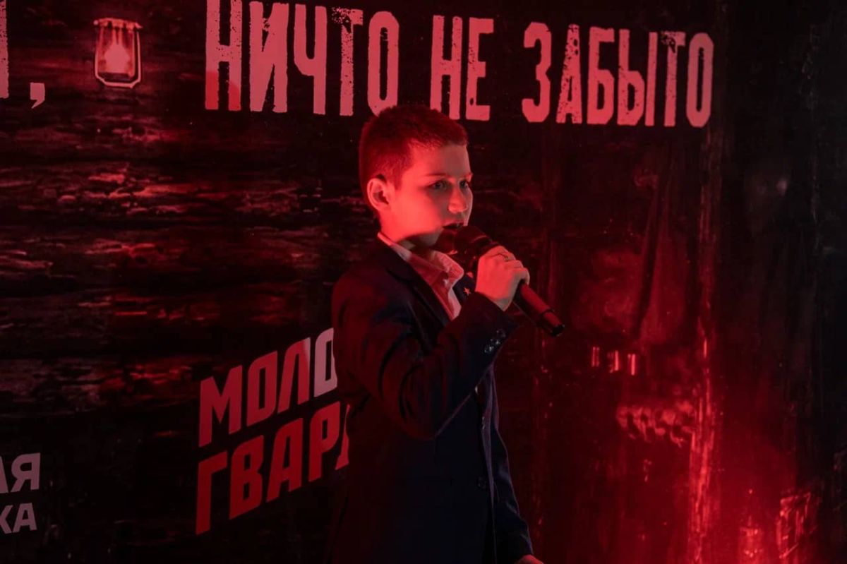 С фронтовыми песнями и архивными фото: молодежь почтила память погибших в Великой Отечественной войне С фронтовыми песнями и архивными фото: молодежь почтила память погибших в Великой Отечественной войне