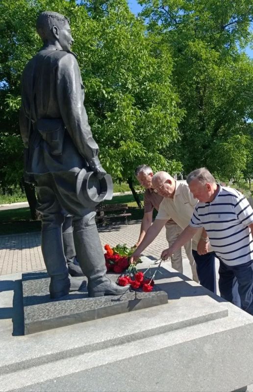 Наталья Бегуненко: Сегодня, 22 июня, в Петровском районе прошла церемония возложения цветов к памятнику «Петровчанам, погибшим в годы Великой Отечественной войны», посвященная Дню памяти и скорби – дню начала Великой... Наталья Бегуненко: Сегодня, 22 июня, в Петровском районе прошла церемония возложения цветов к памятнику «Петровчанам, погибшим в годы Великой Отечественной войны», посвященная Дню памяти и скорби – дню начала Великой...