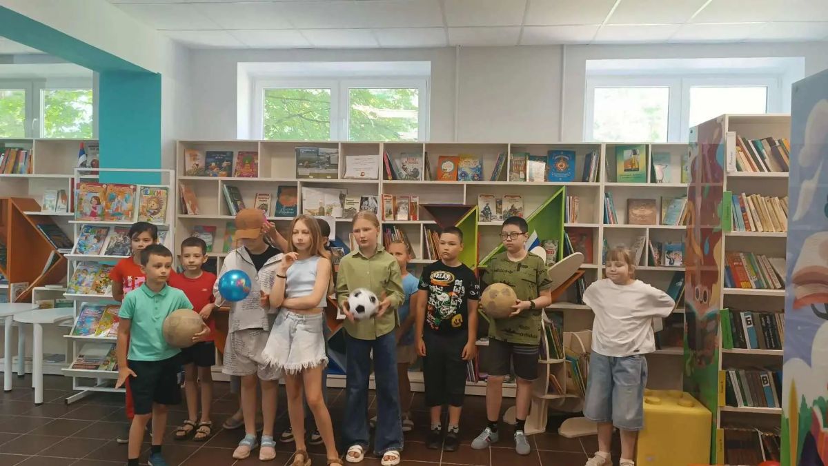 Литературно-игровая программа «Футбол – игра от свистка до свистка» Литературно-игровая программа «Футбол – игра от свистка до свистка»