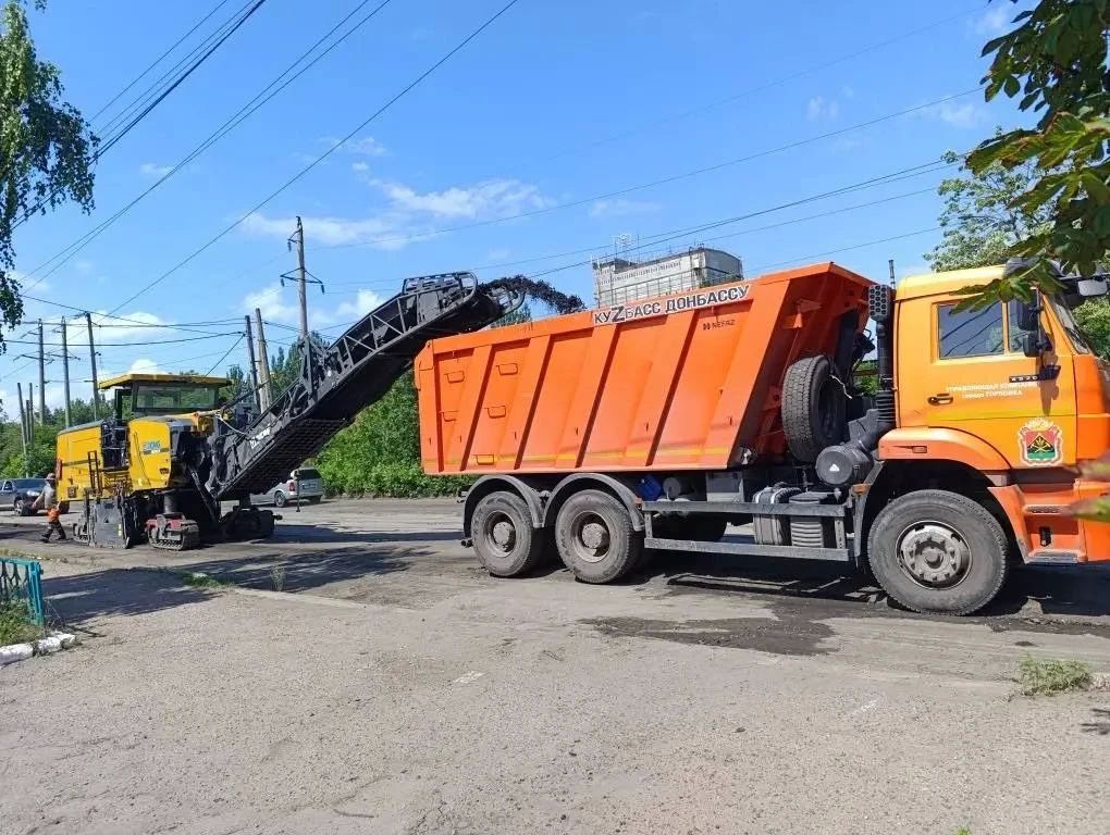 Коммунальная техника Кузбасса помогает преображать Горловку Коммунальная техника Кузбасса помогает преображать Горловку