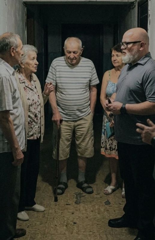Сегодня,22.06.2026, состоялась встреча с жителями района, на которой присутствовал первый заместитель руководителя Управы Ленинского внутригородского района Тимур Карасев