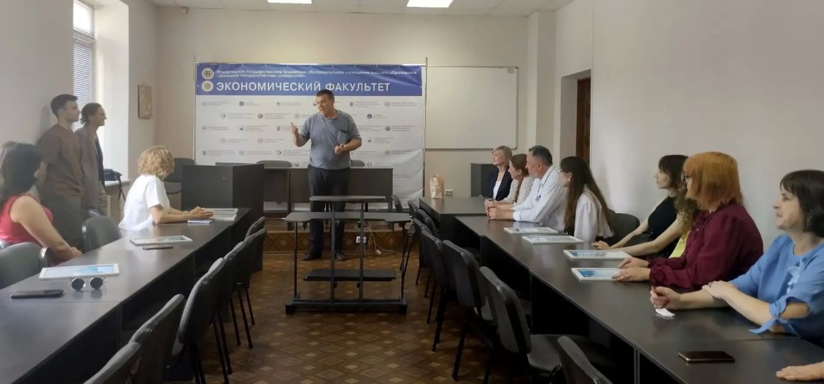 Советник Главы Елена Никитина вручила благодарности преподавателям и студентам кафедры дизайна и артменеджмента Советник Главы Елена Никитина вручила благодарности преподавателям и студентам кафедры дизайна и артменеджмента