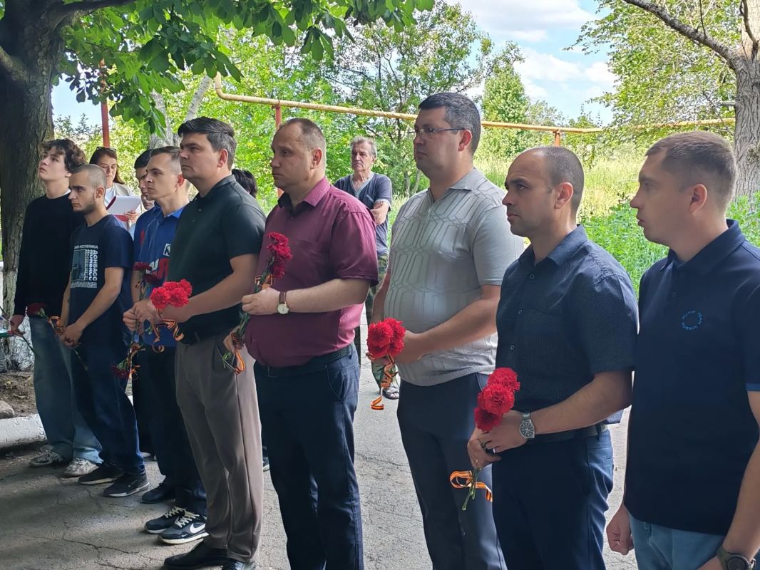 Память о герое: в Торезе увековечили подвиг Александра Корчагина
