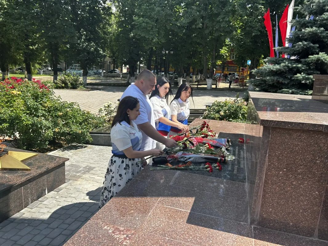 ФОТОРЕПОРТАЖ: МОЛОДЕЖЬ "ДОНБАССТЕПЛОЭНЕРГО" ПОЧТИЛА ПАМЯТЬ ГЕРОЕВ, ПАВШИХ ЗА СВОБОДУ И НЕЗАВИСИМОСТЬ НАШЕЙ РОДИНЫ