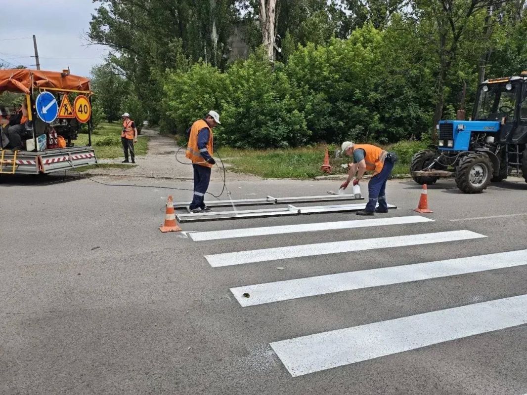 Коммунальная техника Кузбасса помогает преображать Горловку Коммунальная техника Кузбасса помогает преображать Горловку