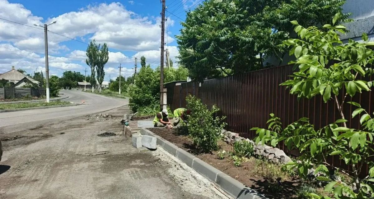 Рабочие из Хабаровского края уложили бортовой камень на улице Постышева в Дебальцево Рабочие из Хабаровского края уложили бортовой камень на улице Постышева в Дебальцево