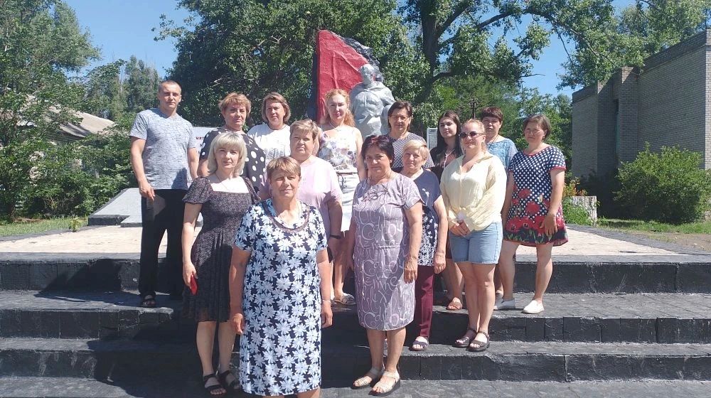 В День памяти и скорби жители населенных пунктов нашего округа с глубоким уважением возложили цветы к памятникам, посвященным событиям Великой Отечественной войны В День памяти и скорби жители населенных пунктов нашего округа с глубоким уважением возложили цветы к памятникам, посвященным событиям Великой Отечественной войны