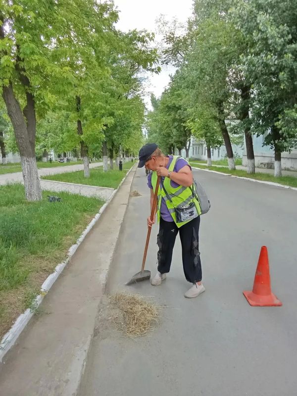 С заботой об округе. Коллектив «Эко-Комфорт-Сервиса» в ежедневном режиме продолжает благоустраивать Ясиноватую, привнося в нашу жить чуть больше уюта, красоты и комфорта С заботой об округе. Коллектив «Эко-Комфорт-Сервиса» в ежедневном режиме продолжает благоустраивать Ясиноватую, привнося в нашу жить чуть больше уюта, красоты и комфорта