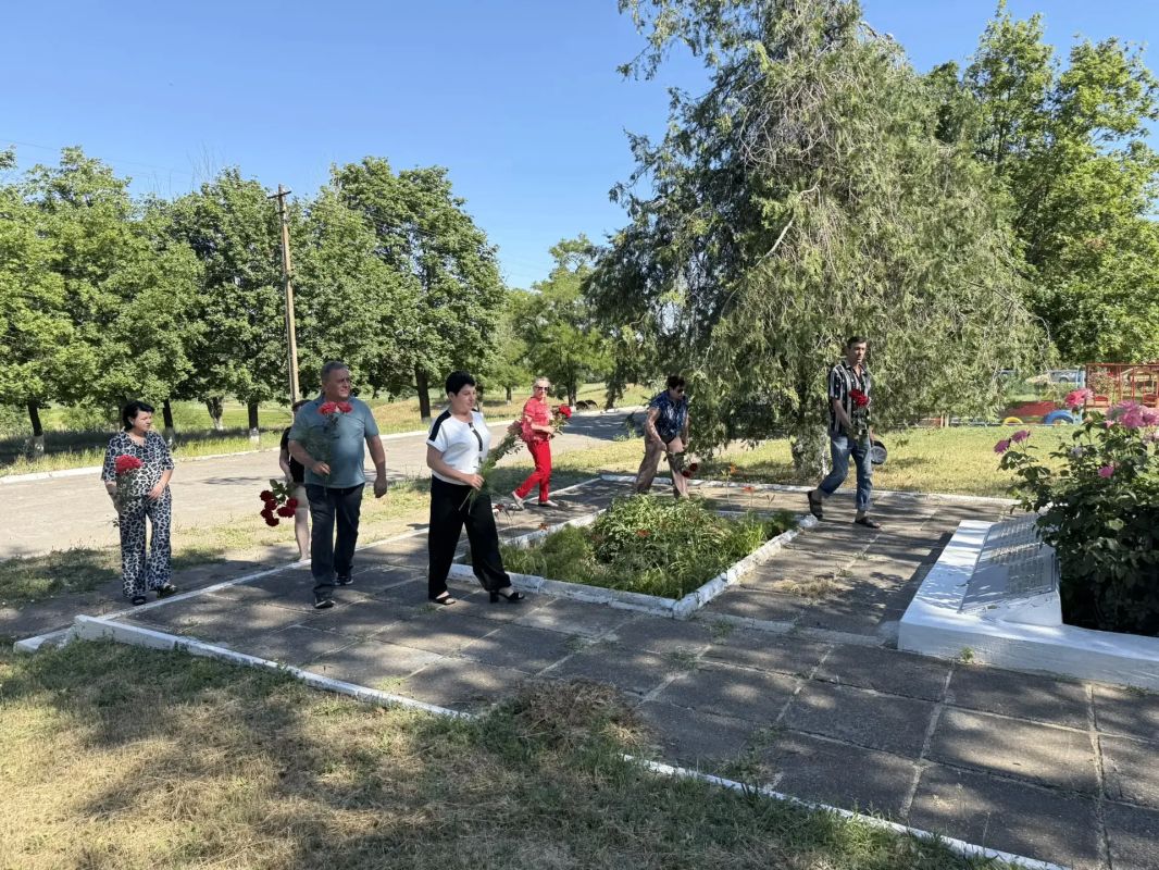 В День памяти и скорби жители населенных пунктов нашего округа с глубоким уважением возложили цветы к памятникам, посвященным событиям Великой Отечественной войны В День памяти и скорби жители населенных пунктов нашего округа с глубоким уважением возложили цветы к памятникам, посвященным событиям Великой Отечественной войны