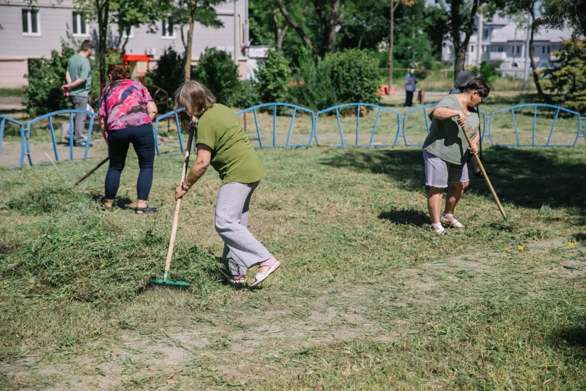 В Орджоникидзевском районе провели масштабный субботник В Орджоникидзевском районе провели масштабный субботник