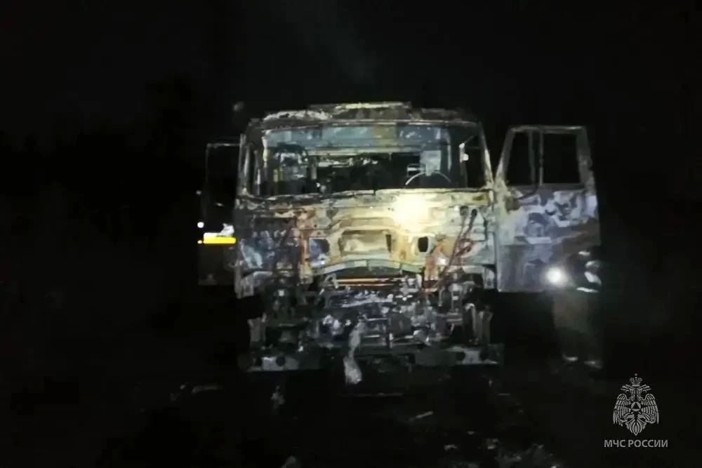 Последствия атаки БПЛА ВСУ на пожарную машину в Горловке, в результате которой ранен сотрудник МЧС Последствия атаки БПЛА ВСУ на пожарную машину в Горловке, в результате которой ранен сотрудник МЧС