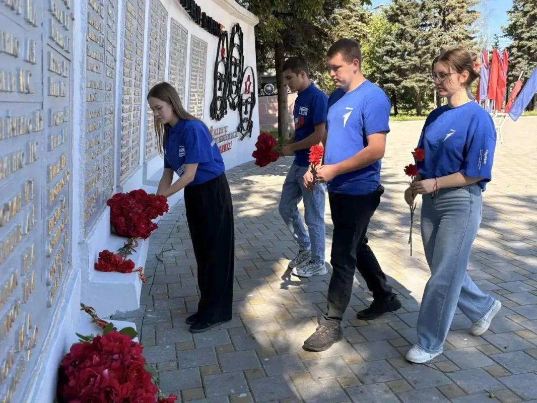 Активисты молодежных общественных организаций Ясиноватой почтили память жертв Великой Отечественной войны
