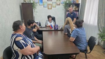 Заведующий Урзуфским территориальным сектором Николай Аджавенко провел встречу с коллективом Урзуфского сельского клуба