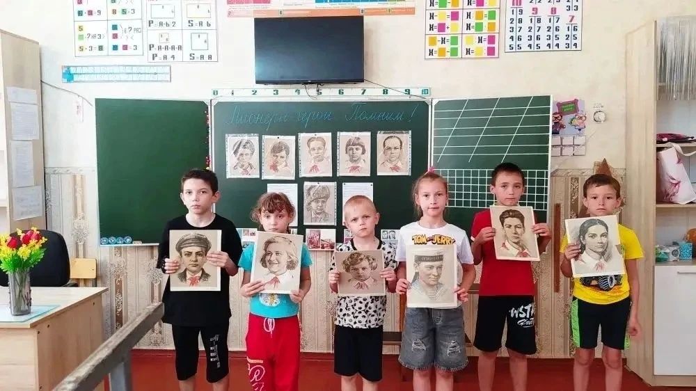 Ко Дню памяти и скорби библиотека-филиал №1 провела беседу «Этот день не забыть никогда» с ребятами из пришкольного лагеря «Солнышко» Ко Дню памяти и скорби библиотека-филиал №1 провела беседу «Этот день не забыть никогда» с ребятами из пришкольного лагеря «Солнышко»