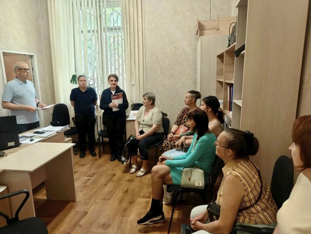 В Снежном опекунам и попечителям рассказали, как защититься от кибермошенников