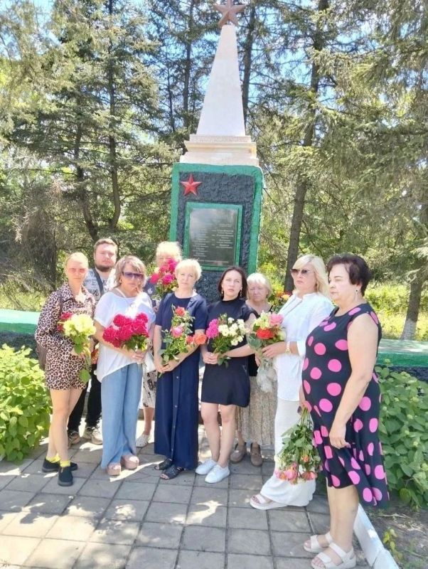 Торжественное возложение к братской могиле Торжественное возложение к братской могиле