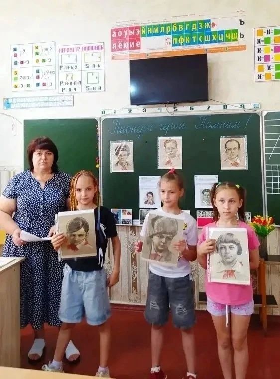 Ко Дню памяти и скорби библиотека-филиал №1 провела беседу «Этот день не забыть никогда» с ребятами из пришкольного лагеря «Солнышко» Ко Дню памяти и скорби библиотека-филиал №1 провела беседу «Этот день не забыть никогда» с ребятами из пришкольного лагеря «Солнышко»