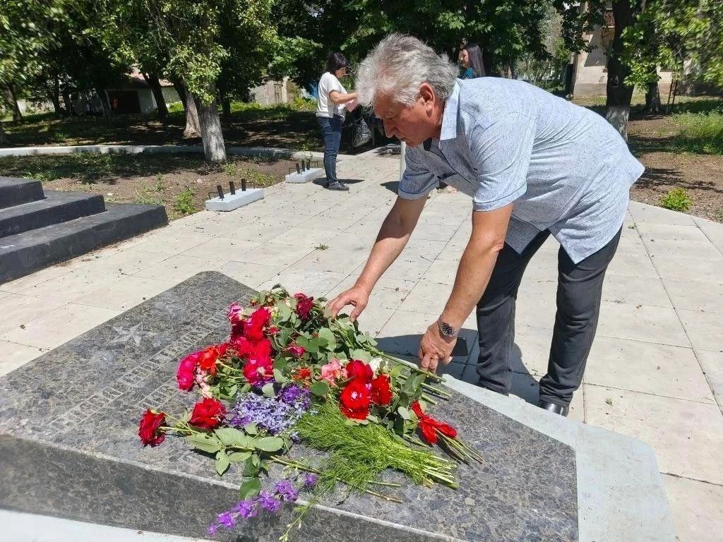 В Снежном почтили память героев Великой Отечественной войны В Снежном почтили память героев Великой Отечественной войны