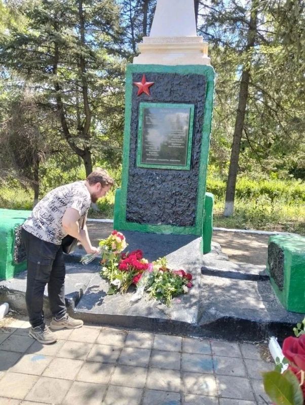 Торжественное возложение к братской могиле Торжественное возложение к братской могиле