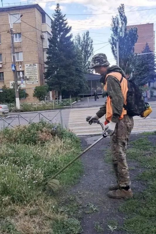 Коммунальщики Снежного продолжают благоустраивать территории общего пользования Коммунальщики Снежного продолжают благоустраивать территории общего пользования