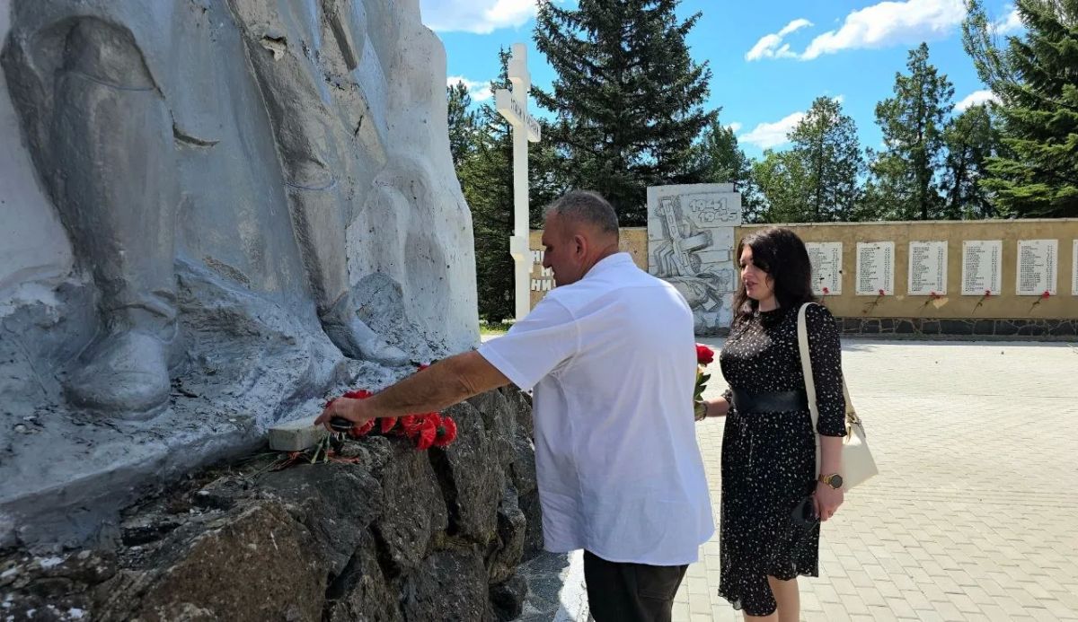 Память, что не угасает:Докучаевск склоняет головы в День памяти и скорби