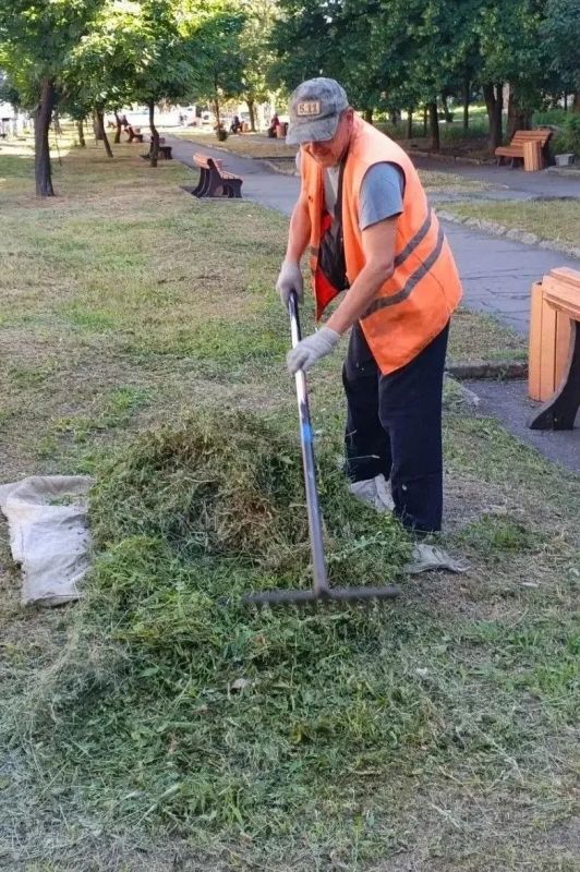 Коммунальщики Снежного продолжают благоустраивать территории общего пользования Коммунальщики Снежного продолжают благоустраивать территории общего пользования