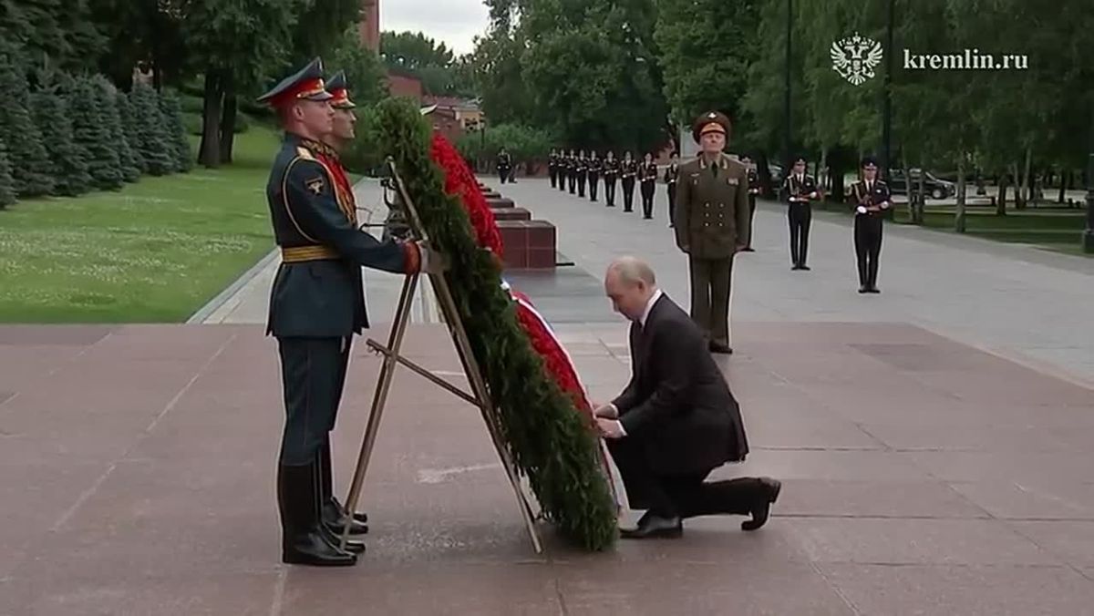 Путин почтил память павших бойцов у Могилы Неизвестного Солдата